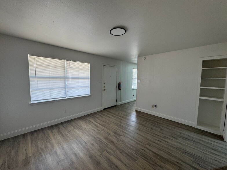 Building Photo - 611 Sunset Ln