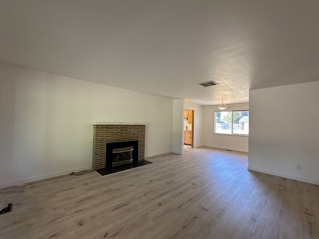 Building Photo - 2 bedroom - Retro Charmer in the Heart of ...