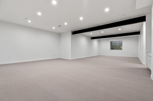 Building Photo - 2155 Vine Ave