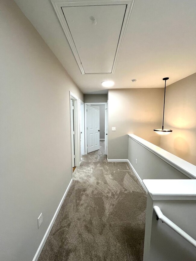 Building Photo - Newly Renovated 3 Bed, 2.5 bathroom Townhome