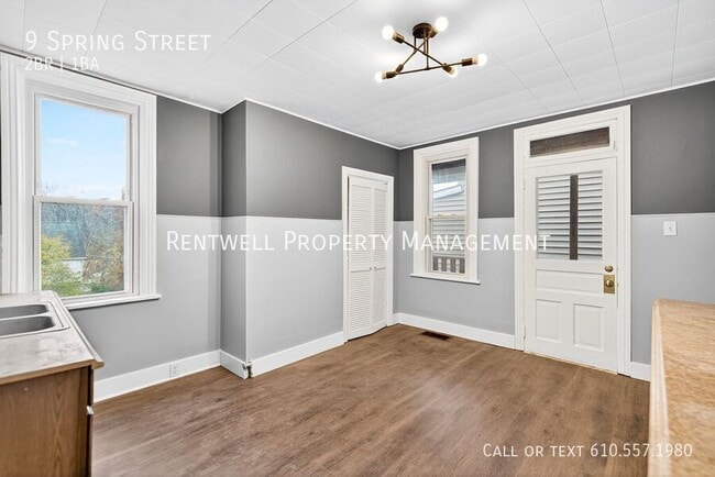 Building Photo - 9 1/2 Spring St