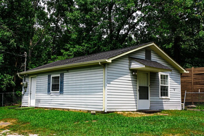 Building Photo - 1 bed 1 bath apartment in Rossville! Half ...