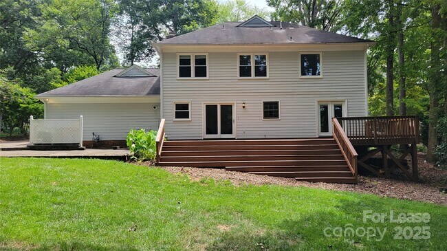 Building Photo - 9424 Whitethorn Dr