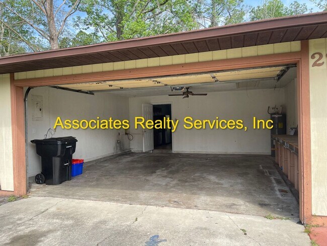 Building Photo - Nice 3 bedroom House! Great for families! ...