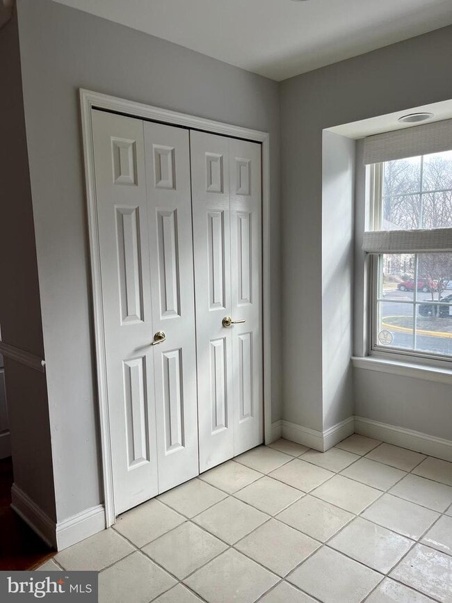 Building Photo - 518 Francis Nicholson Way