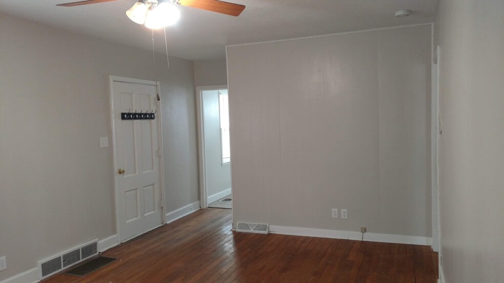 Living room - 906 N 5th Ave W