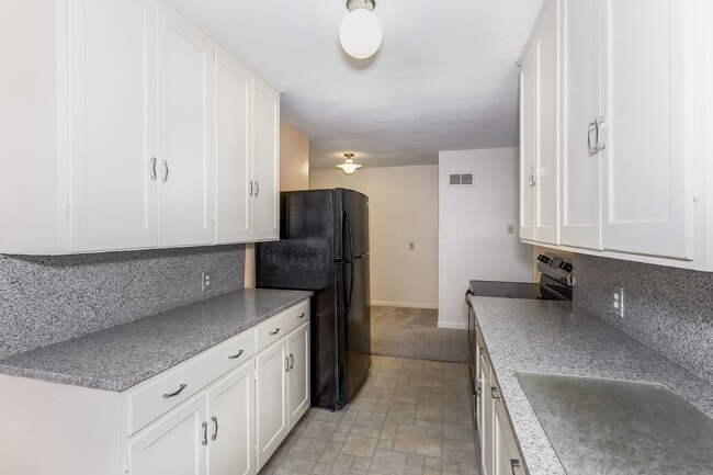 Building Photo - 516 S Erie Ave