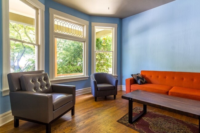 Building Photo - Furnished & Stylish 3 bedroom 1.5 bath home in bustling NW Portland  Available from March 15th- J...