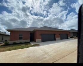 Building Photo - NEW LUXURY 3 BED 2 BATH 2 CAR GARAGE DUPLEX