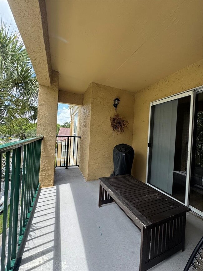 Building Photo - 733 Riverside Dr