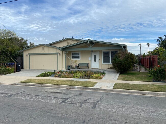 Building Photo - Beautiful, Updated 4 Bed, 3 Bath in the Heart of Clairemont with Canyon Views!!
