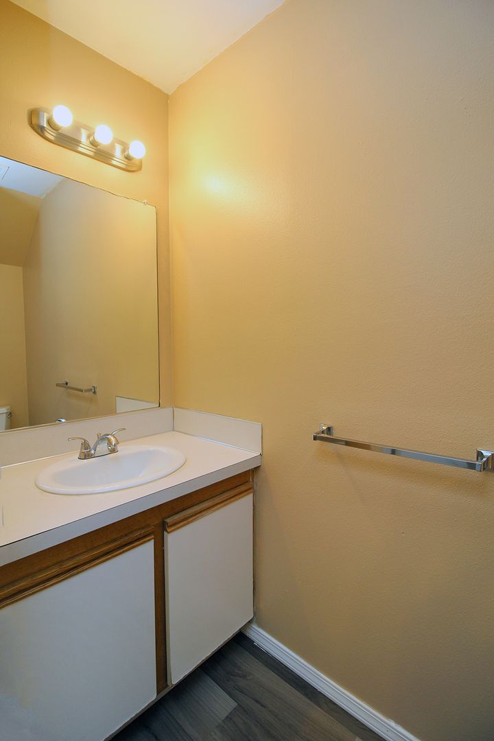 Building Photo - 3548-3548 NE 102nd Ave