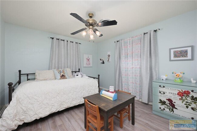 Building Photo - 505 W Esperanza Ave