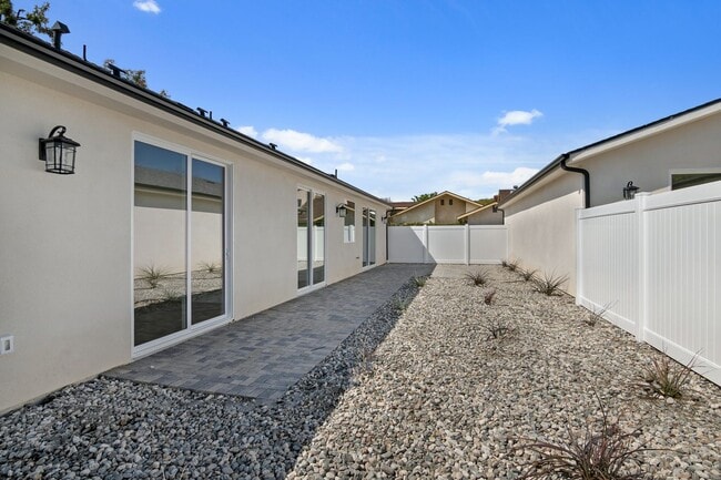 Building Photo - Modern 5-Bedroom 5 bath Home for Lease in ...