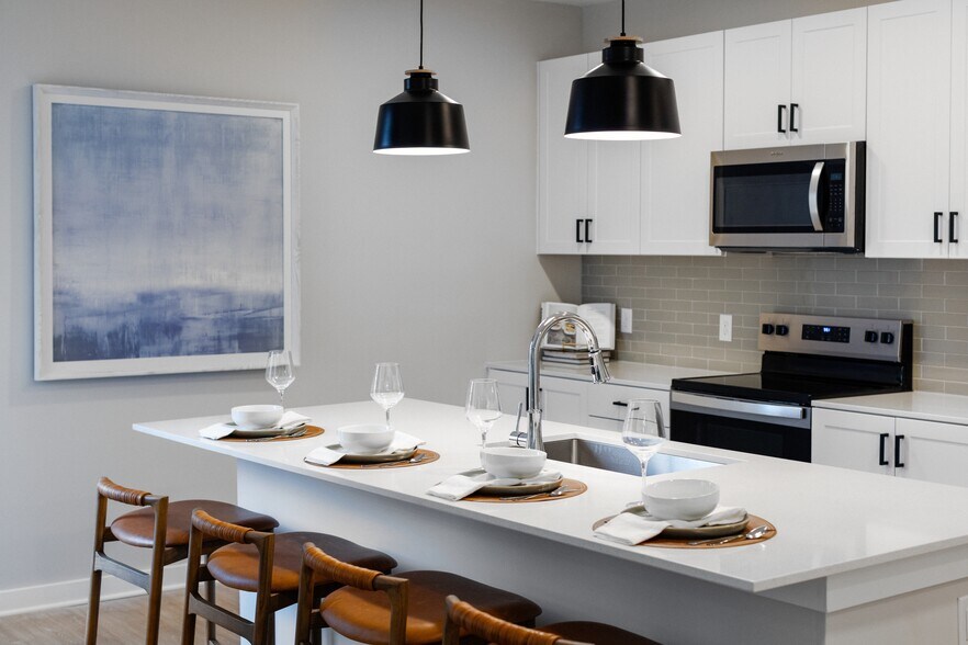 Kitchen and dining area - Avalon Lake Norman