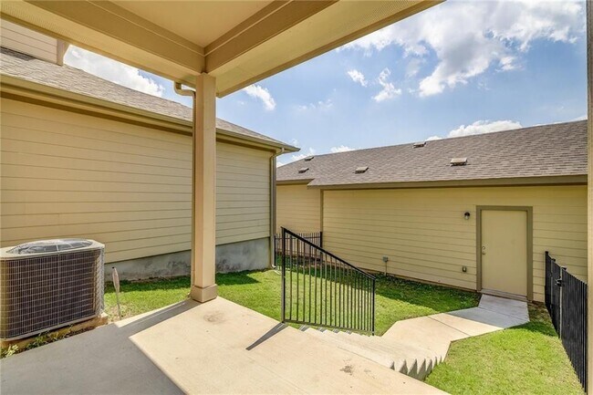 Building Photo - 413 N Heatherwilde Blvd