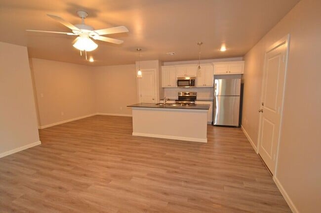 Building Photo - 3 Bed 2 Bath 2 Car Duplex in Chisholm Creek NW OKC