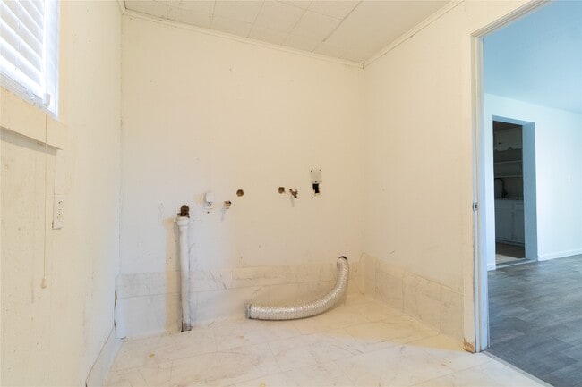 Building Photo - 4425 Harding Dr