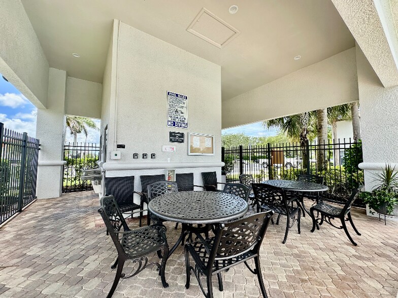 Building Photo - 9077 Gervais Cir