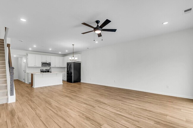Building Photo - Move-In Ready Home in the Heart of Goose Creek