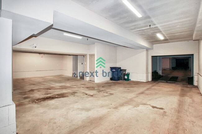 Building Photo - 4 BED & 2.5 BATH TOWNHOUSE FOR RENT