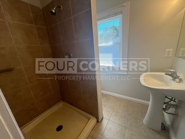 Building Photo - Beautiful 3 Bedroom 2 Bath House