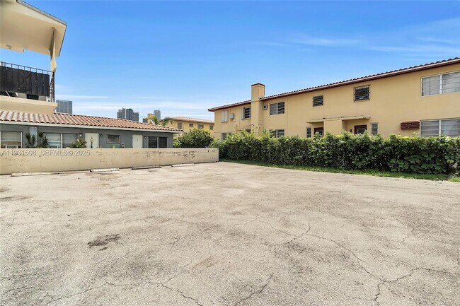 Building Photo - 644 SW 10th St