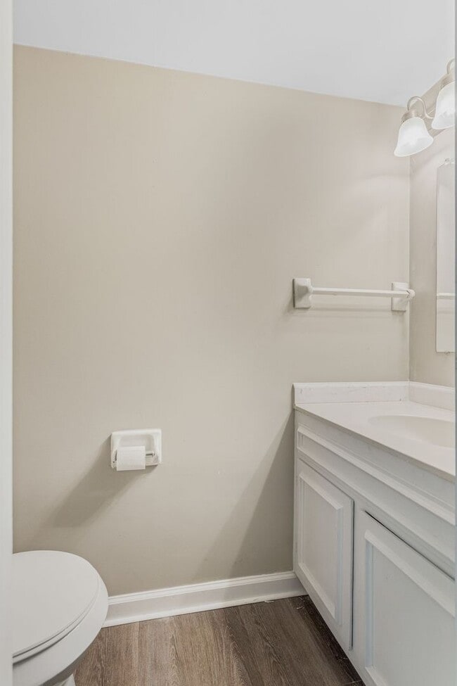 Building Photo - Convenient Brentwood Condo