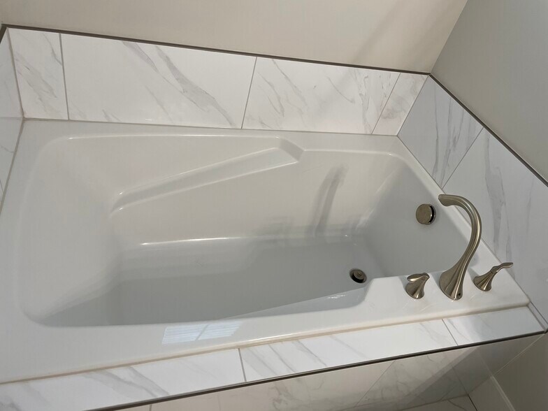 Tub in Master Bath - 951 W Shadow Brook Ln