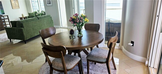 Building Photo - 2747 Paradise Rd