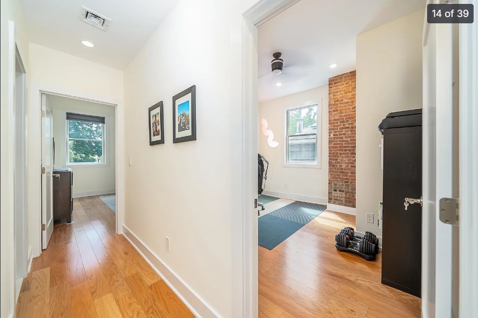 Building Photo - 209 Hutton St