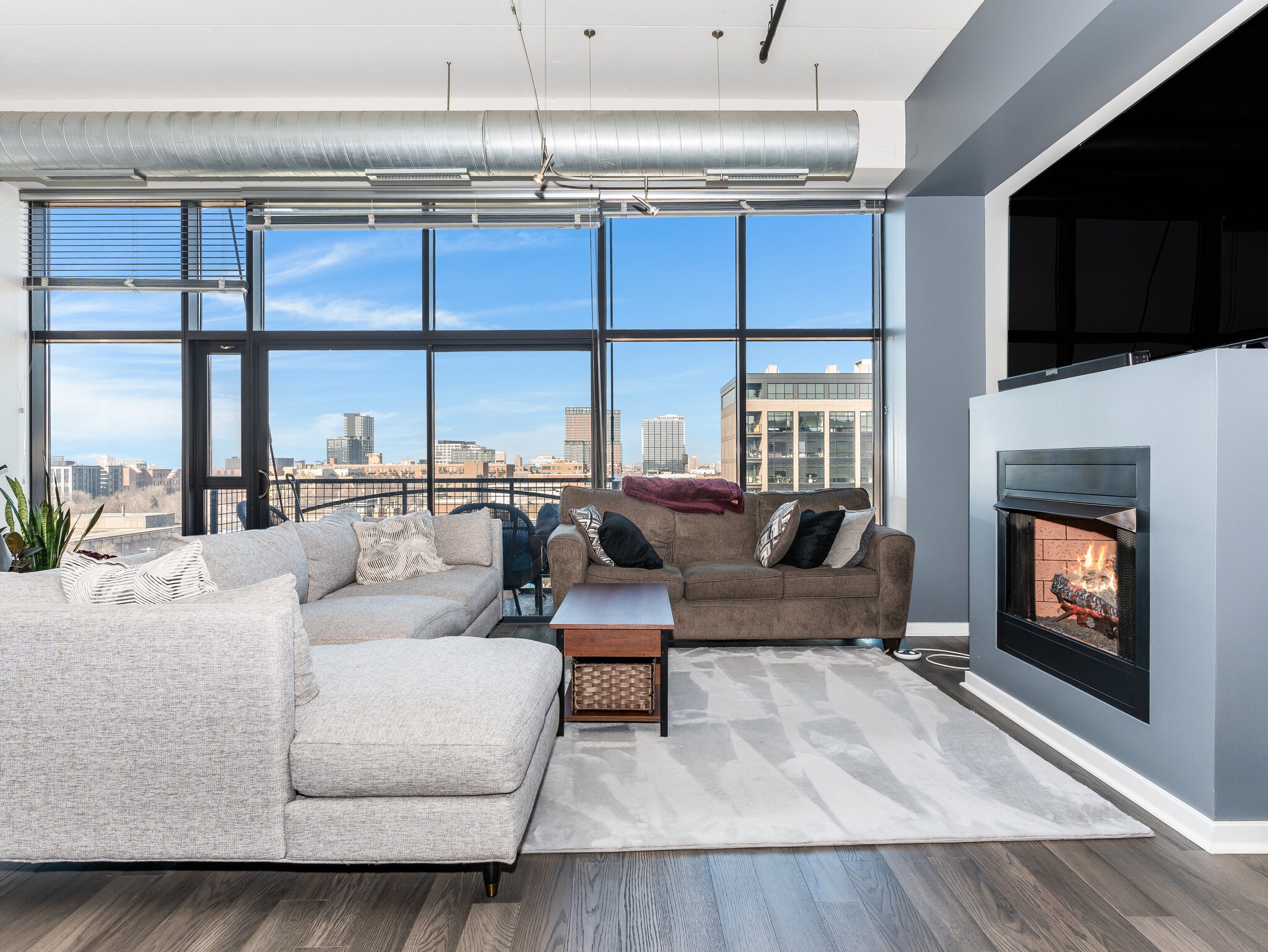 Building Photo - 1224 W Van Buren St