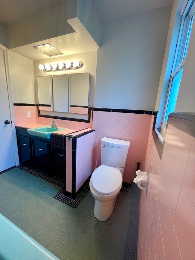 Building Photo - 325 W Center St