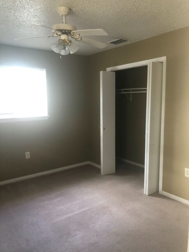 Building Photo - Nice Country living!