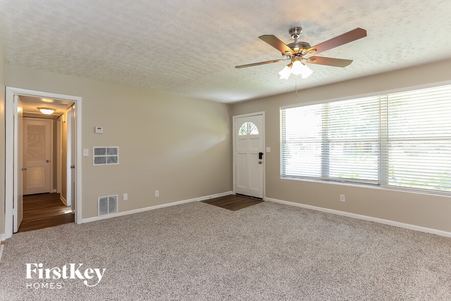 Building Photo - 2517 Columbine Dr N