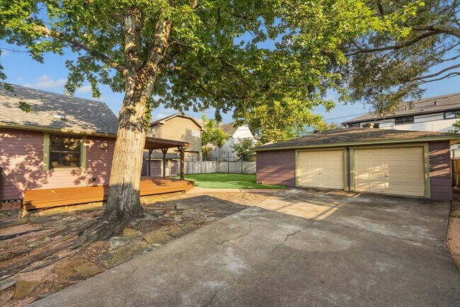 Building Photo - 836 Aurora St