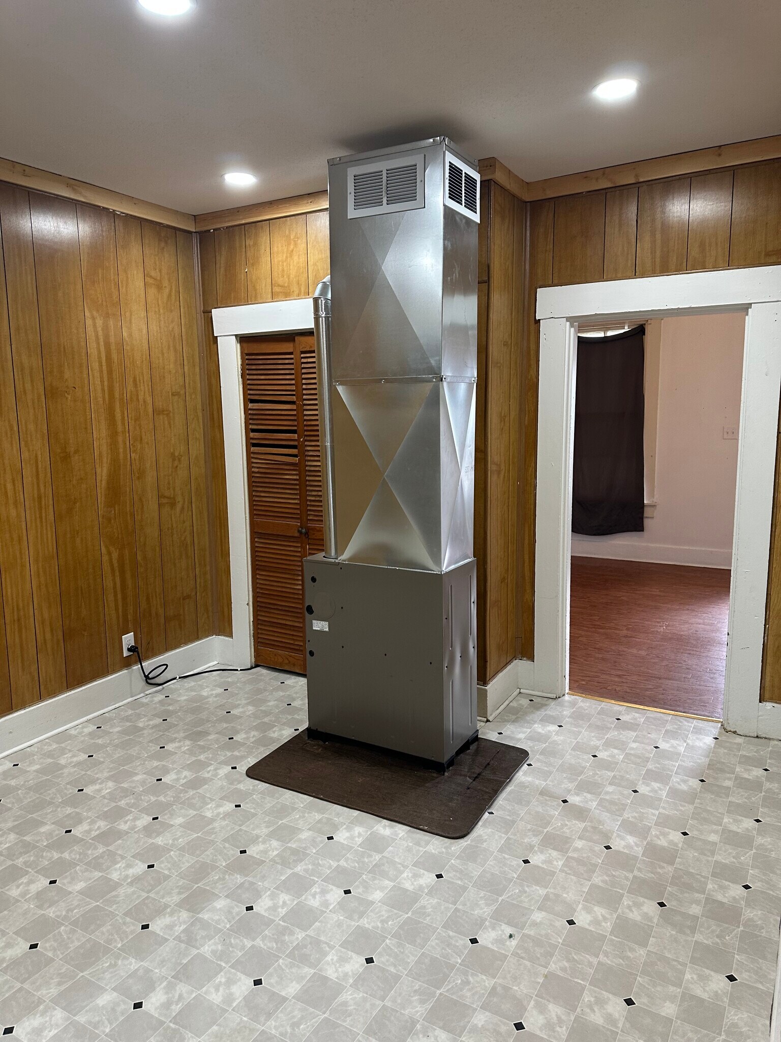 Building Photo - 414 W 7th St