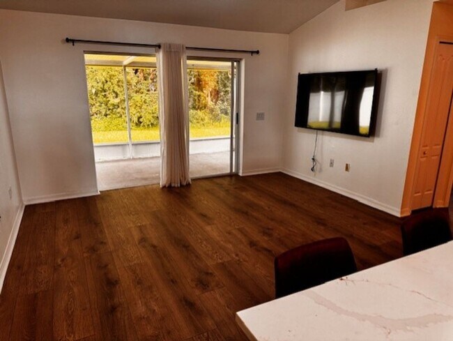 Building Photo - Beautiful 3 bedroom 2 bathroom home availa...