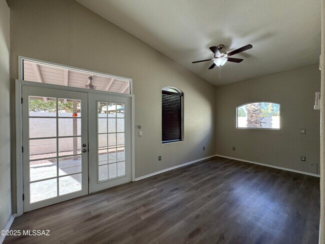 Building Photo - 9005 N Silver Moon Way