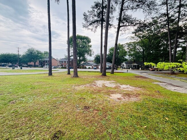 Building Photo - AVAILABLE NOW- Renovated in Rosewood!