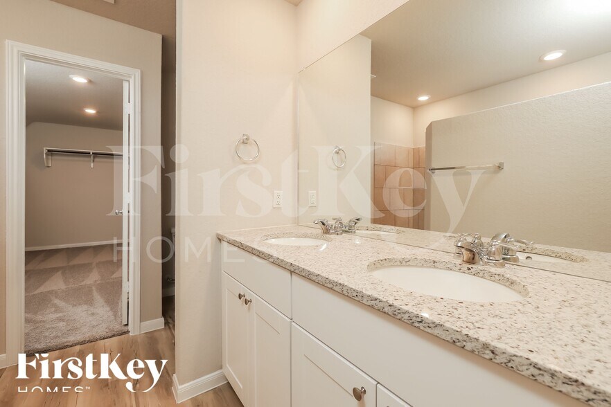 Building Photo - 9984 Sarrebourg St