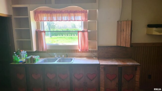 Building Photo - RICHVIEW, IL - Wood Sided Bungalow with garden shed, new roof and minutes to I-64  - $699 MONTH /...