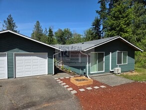Building Photo - Check out this completely wonderful 2-bedroom, 1.0-bath unit!