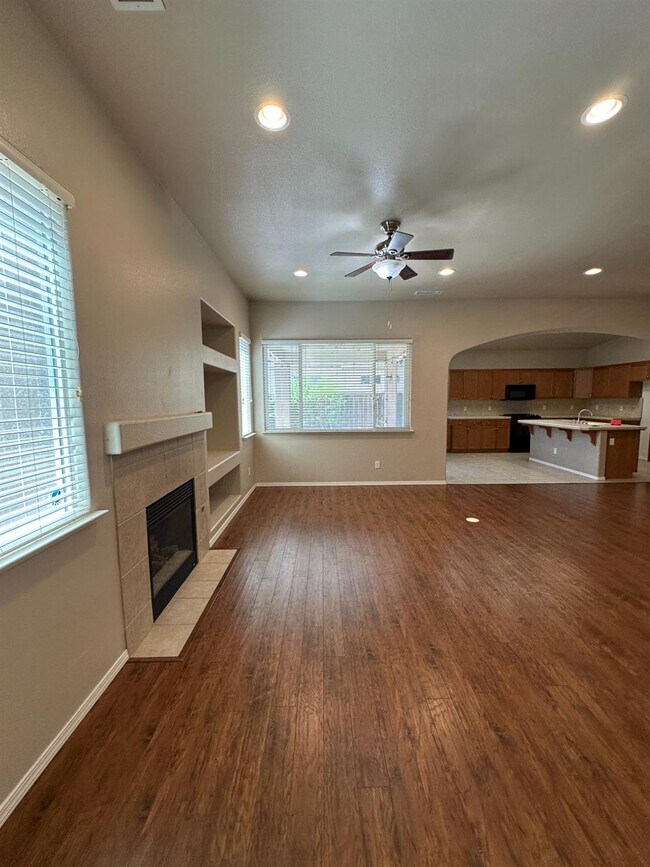 Building Photo - 5541 N Plum Ln
