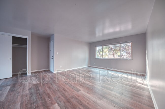 Building Photo - 26 S Hampton Rd