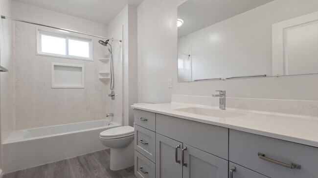 Building Photo - Move-In Ready 2BR/1BA in Waimalu, Aiea – Minutes from Pearl Harbor & Pearlridge