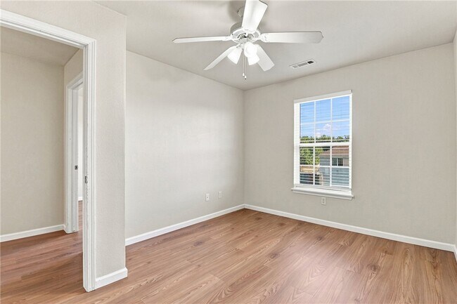 Building Photo - 3207 SW Deerfield Blvd