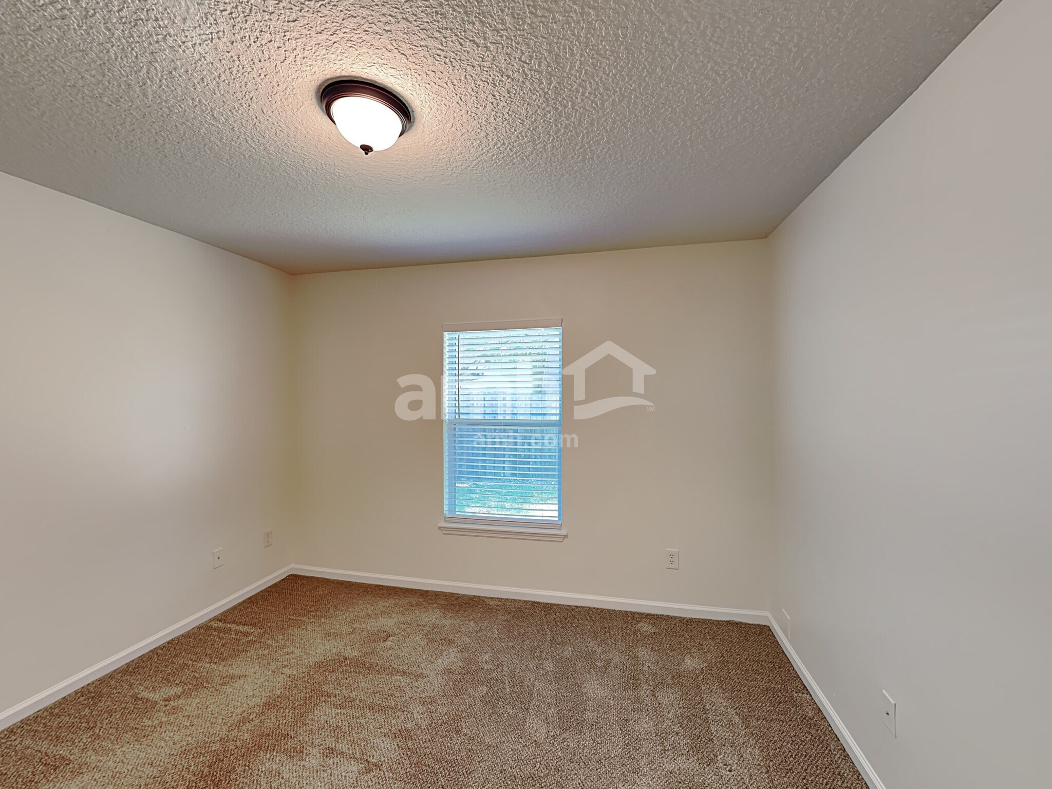 Building Photo - 304 W Silverthorn Ln