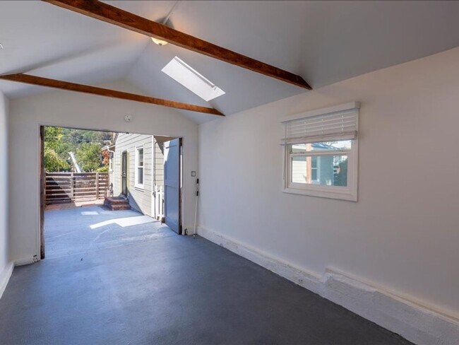 Building Photo - Sunny & Bright Bungalow in King Estates