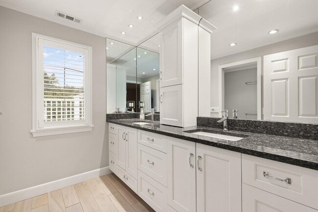 Building Photo - 25 Saddle Club Rd